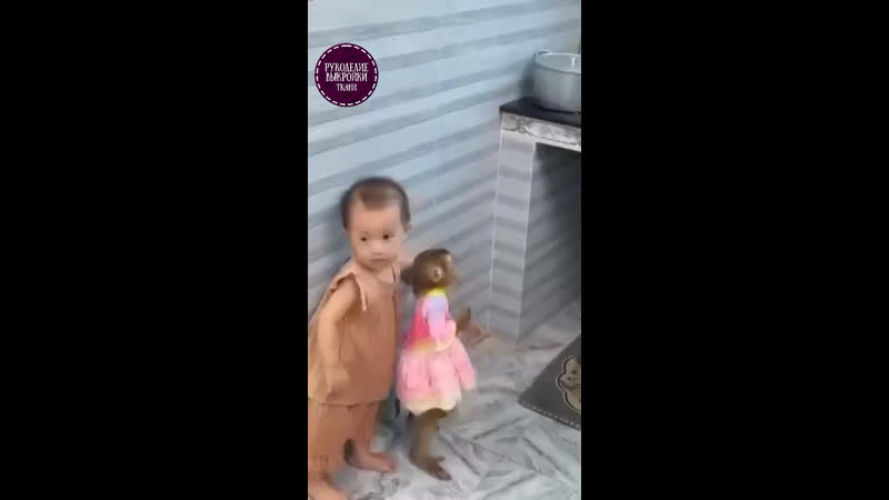Две неразлучные маленькие подружки, не могут друг без