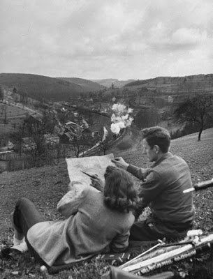 В 1947 году американский солдат Эрнест Крейлинг после свадьбы отправился со своей супругой в необычный медовый месяц по городам Европы Вместе они повторили боевой путь Эрнста, посетив места