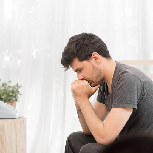 Человек страдает. Почему страдают парни. Мужчина в депрессии. Отчаяние мужчины. Человек в депрессии.