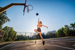 Баскетболист забрасывает мяч в корзину. Висеть на баскетбольном кольце. Данк девушки. Висит на баскетбольном кольце. Баскетбол висит на кольце.