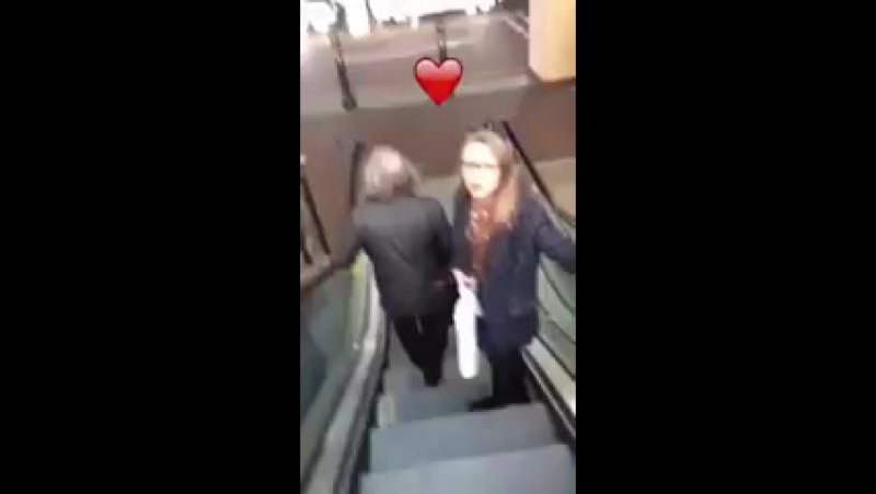 Как она его