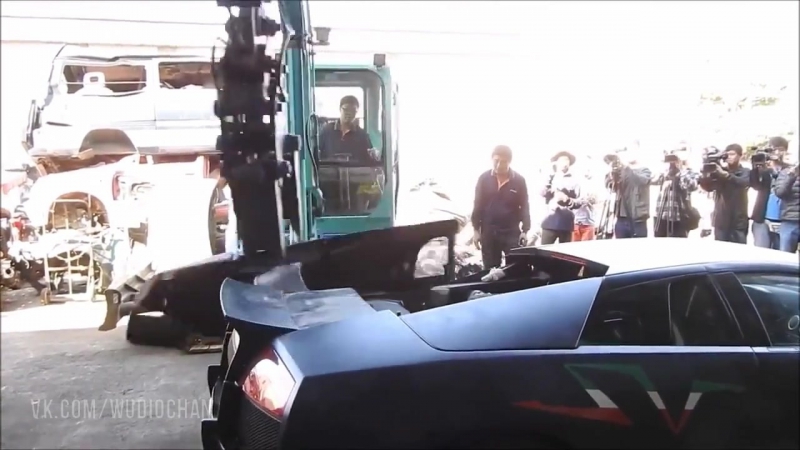 На Тайване прилюдно уничтожили Lamborghini