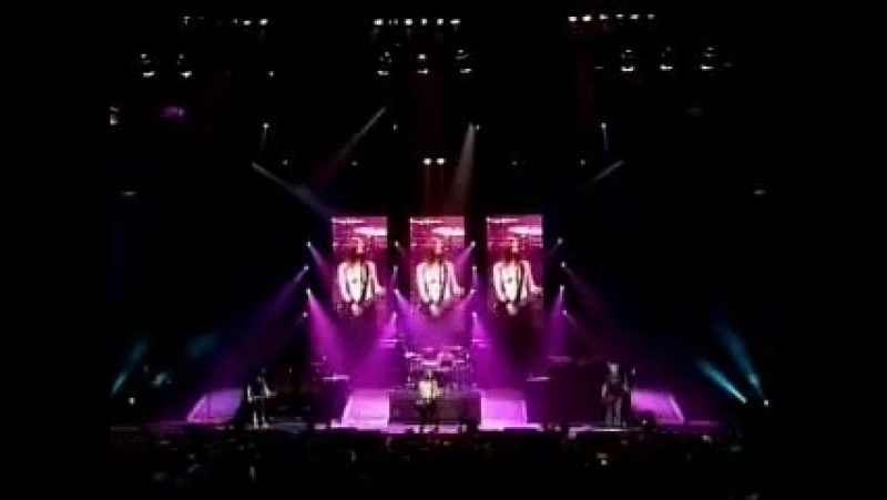 Avril Lavigne Naked ( Live in Buffalo