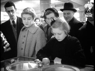 Christmas Shopping At Selfridges (1954)