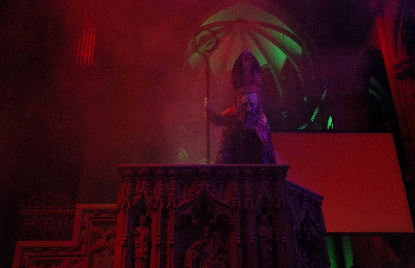 Феерия Хэллоуина и Шествие вурдалаков в готическом соборе в США / Halloween Extravaganza and Procession of the Ghouls