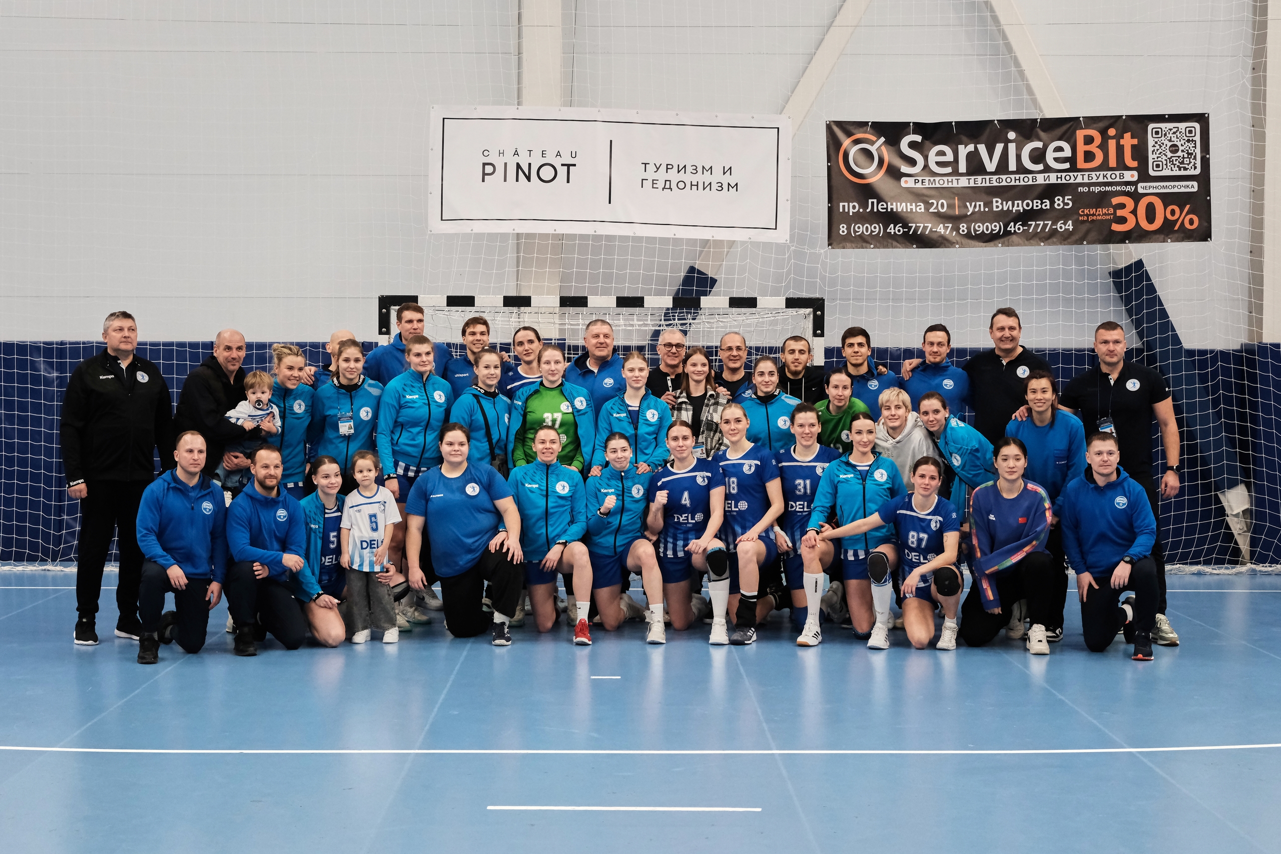 Футболисты и тренерский штаб "Черноморца" во главе с Вадимом Гараниным пришли поддержать гандбольную команду в важном матче