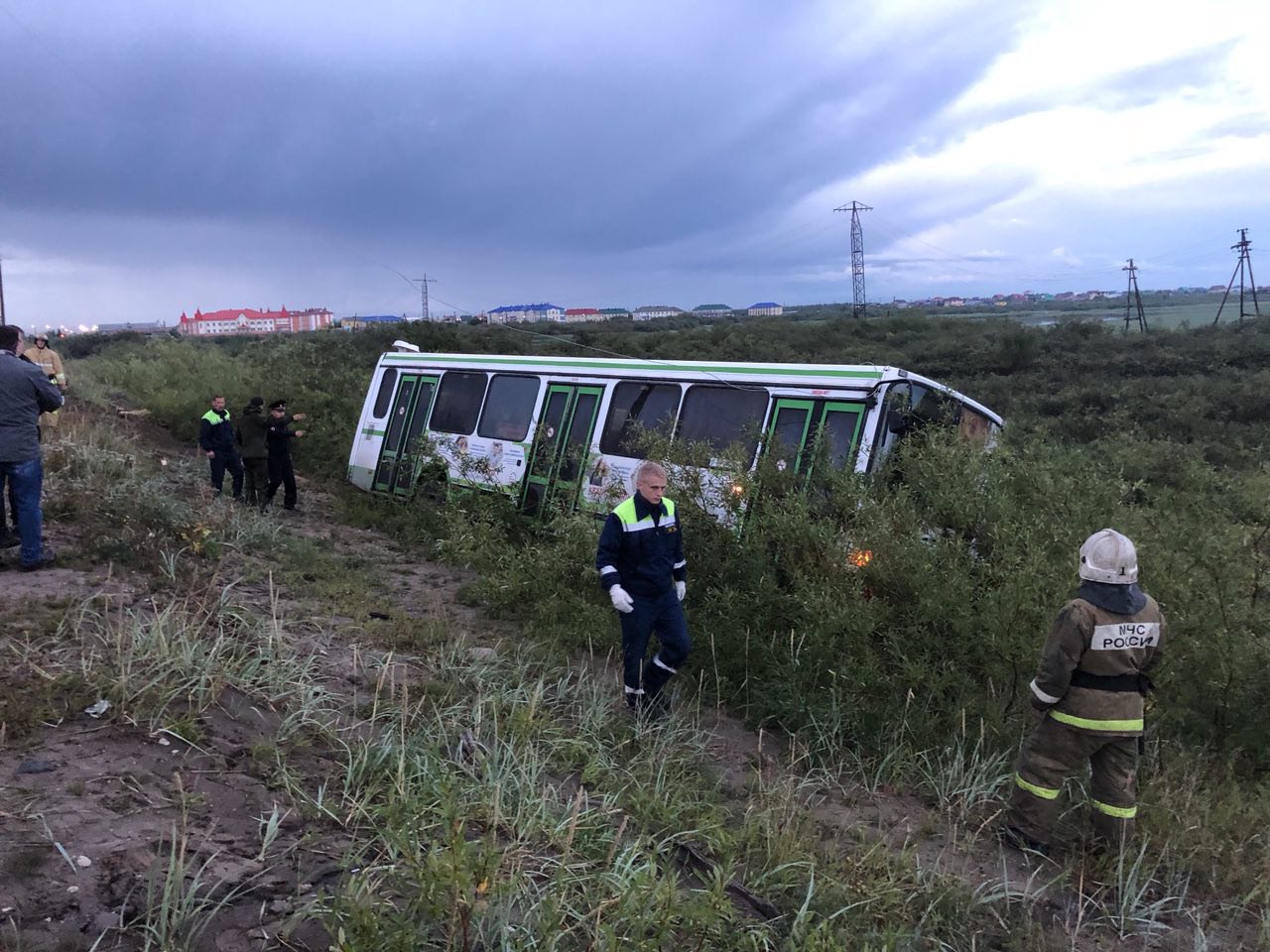 В Нарьян-Маре автобус снёс опору ЛЭП и съехал в кювет  Это картинка