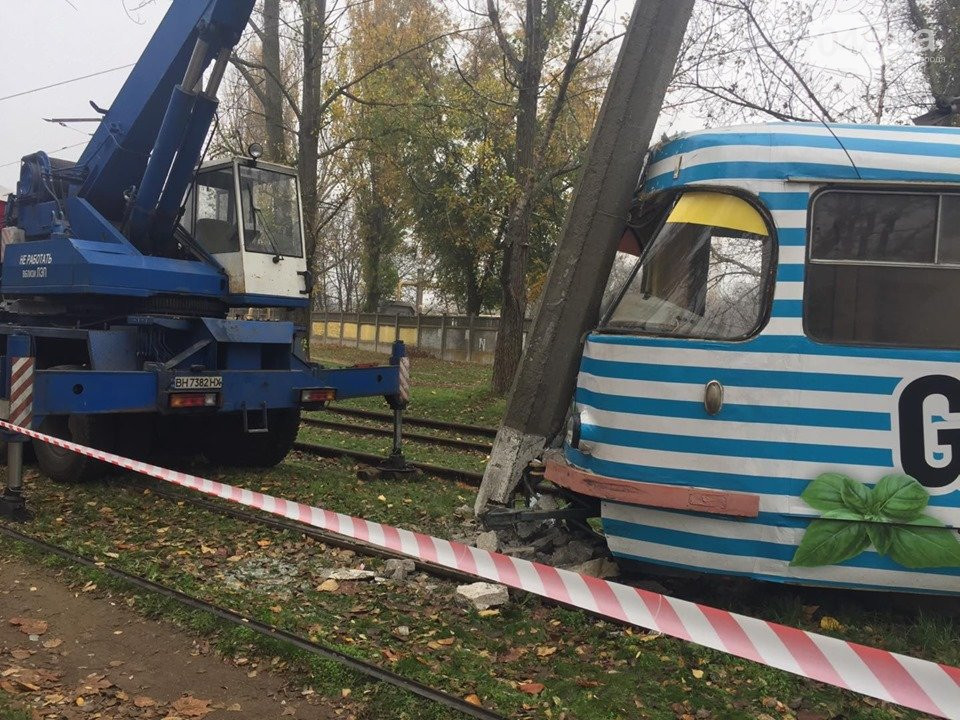 В Одессе трамвай сошел с рельсов и врезался в столб Это картинка