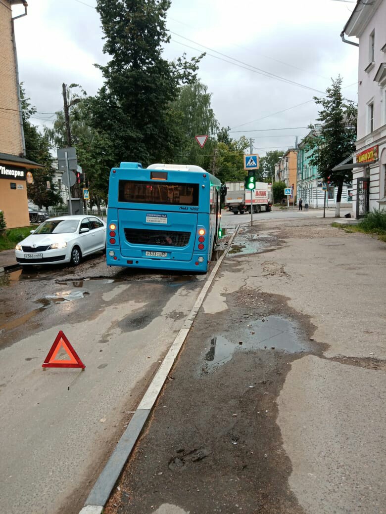 В Твери автобус провалился в яму Это картинка