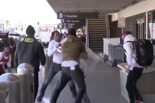 (FOOTAGE) TEKASHI 69 (6IX9INE) GETS INTO A FIGHT AT THE AIRPORT (LAX)